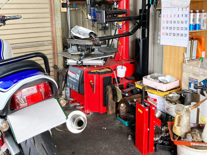 オートバイ用タイヤチェンジャー完備！